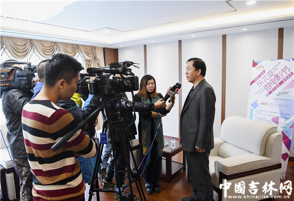 东北亚微电影节组委会主任佟德军接受媒体记者采访.jpg