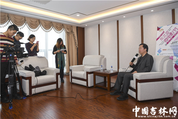 东北亚微电影节组委会主任佟德军接受媒体记者 采访.jpg